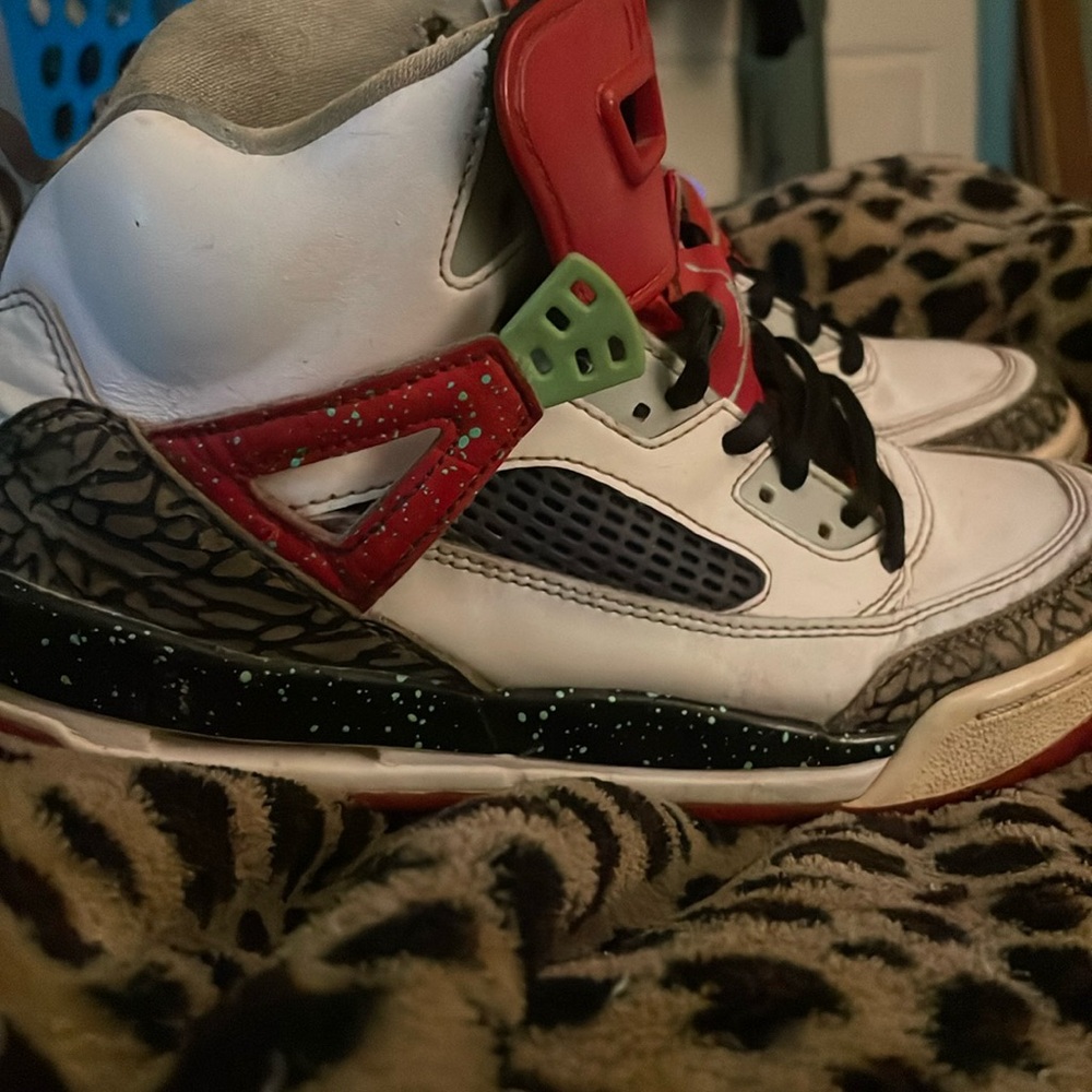 Jordan Retro 4s “Son of mars” wear is shown in photos.